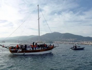 Σκάφος του ΛΣ μετέφερε στη Λέρο ιστιοφόρο με 73 παράνομους μετανάστες